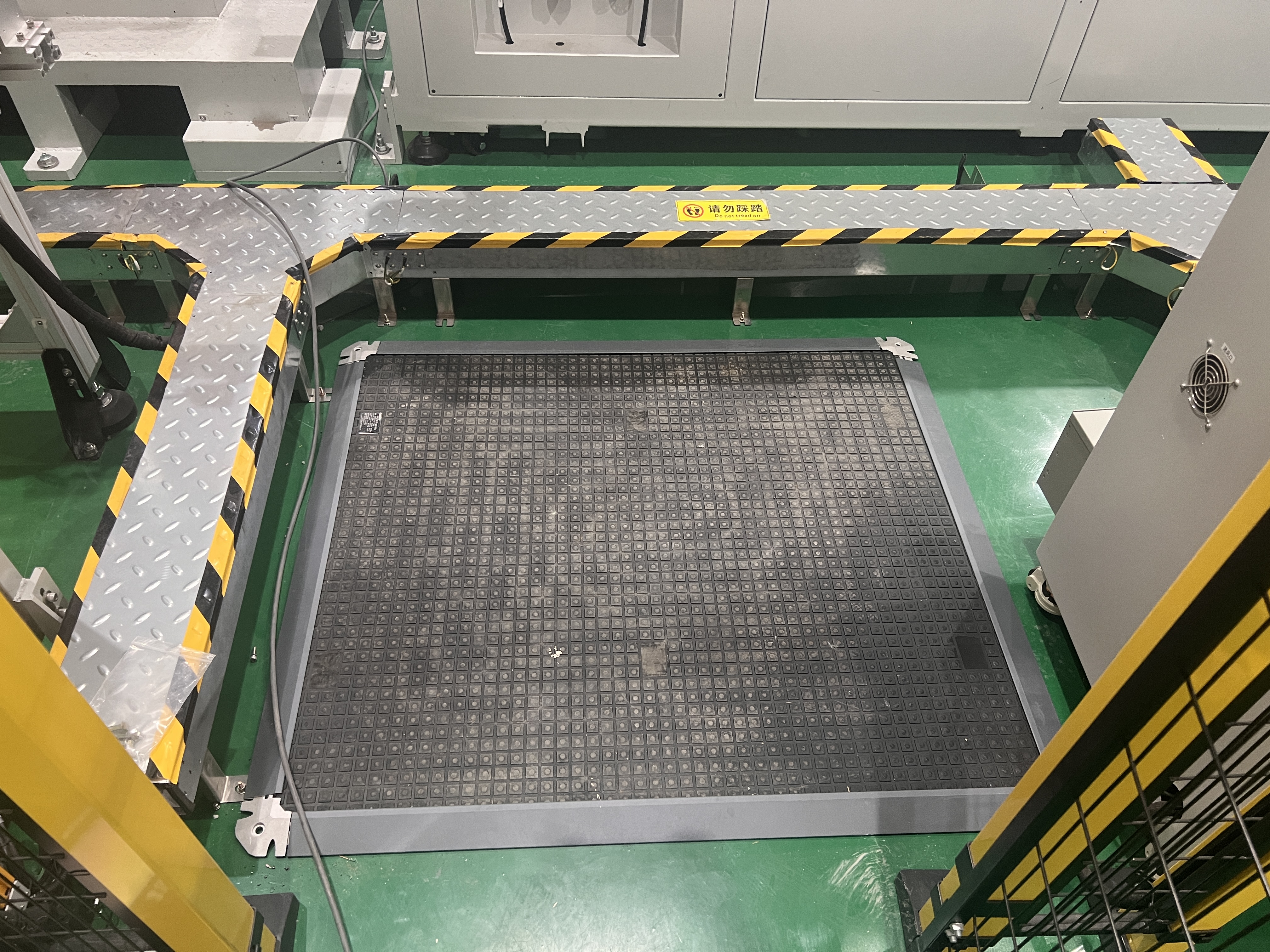 安全地毯在自動(dòng)化設(shè)備周邊的應(yīng)用