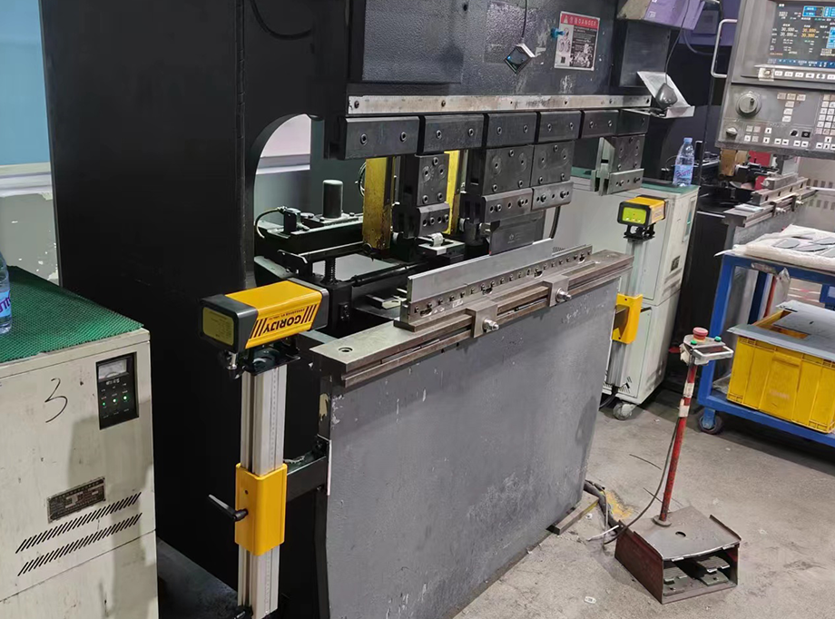 昆山研華公司單點(diǎn)式折彎?rùn)C(jī)保護(hù)裝置安裝案例