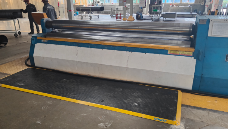 卷圓機(jī)為什么要安裝安全地毯